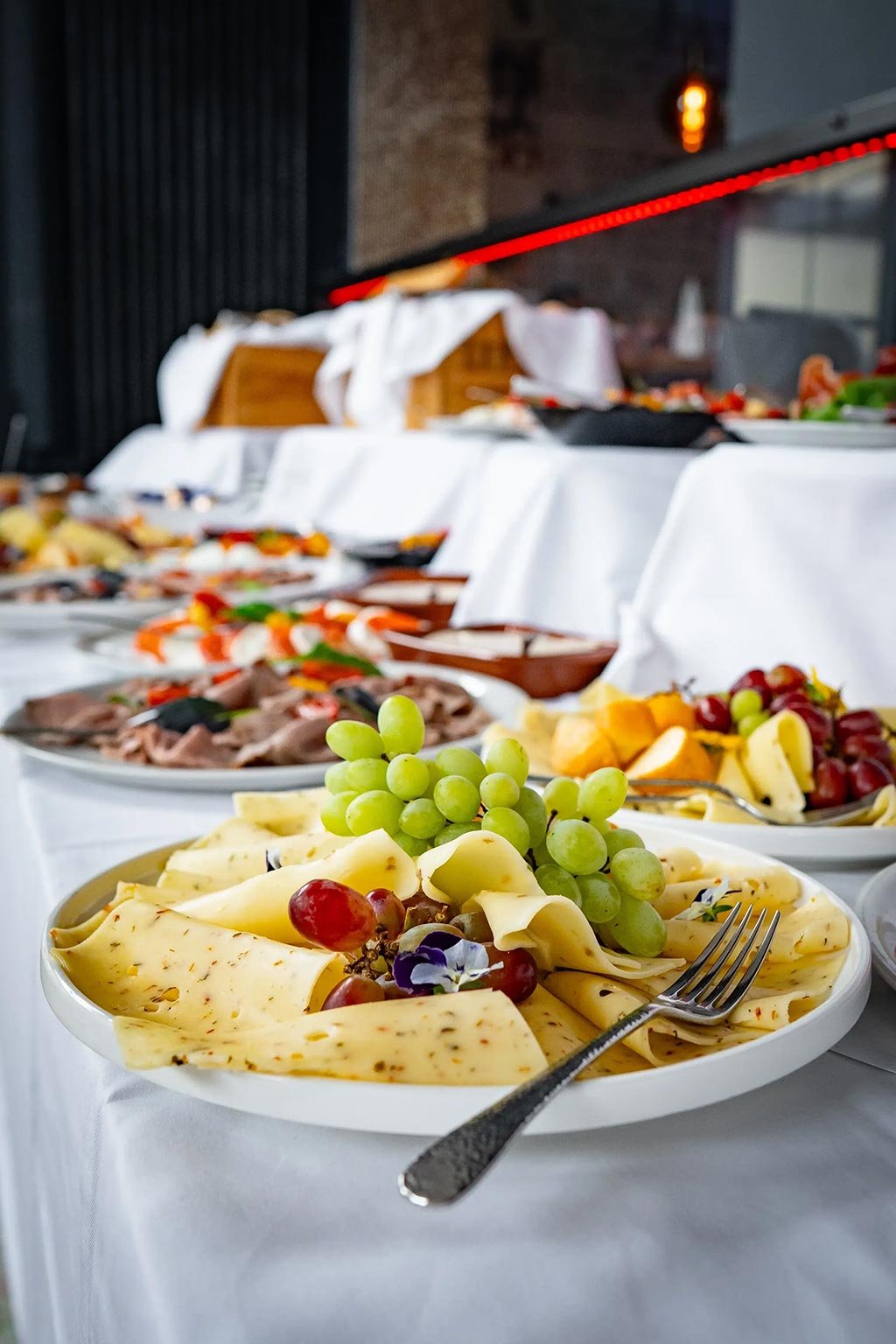 Das Bild zeigt ein vielseitiges Buffet im Restaurant Al Porto im Rostocker Stadthafen.