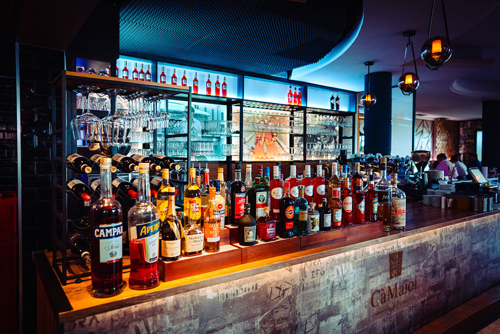 Moderne und reich bestückte Bar des italienischen Restaurant Al Porto, ideal für Cocktails.