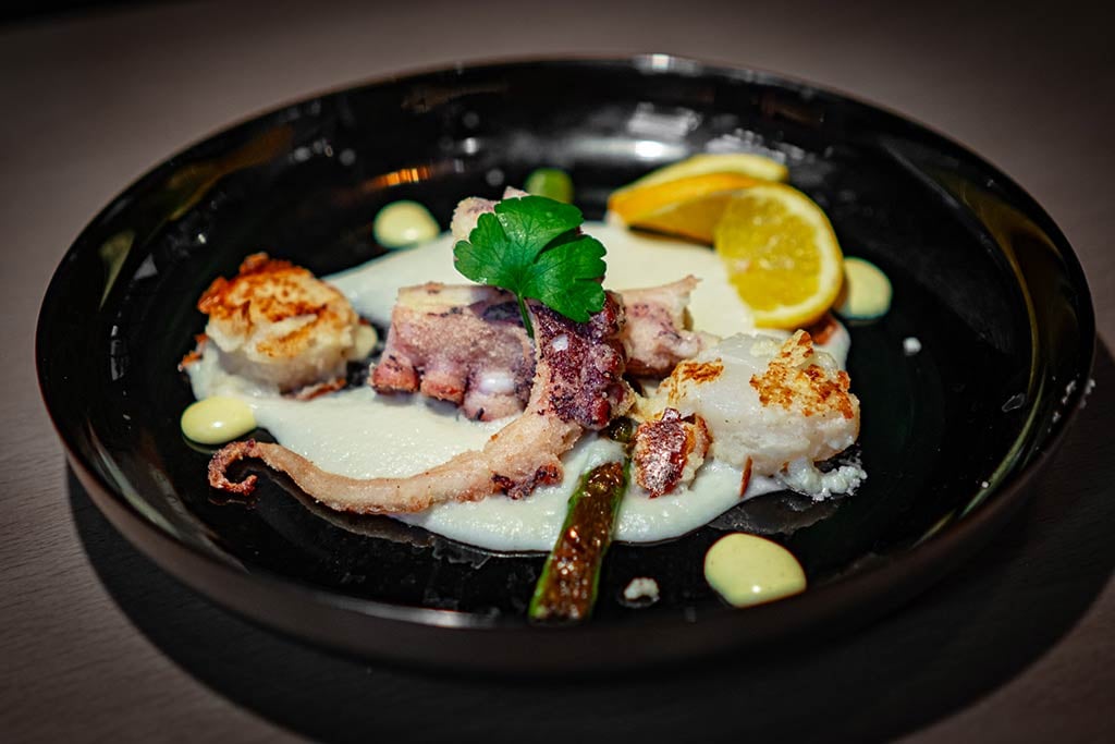 Gebratener Tintenfisch und Jakobsmuscheln aus dem Restaurant Al Porto, in Rostock.